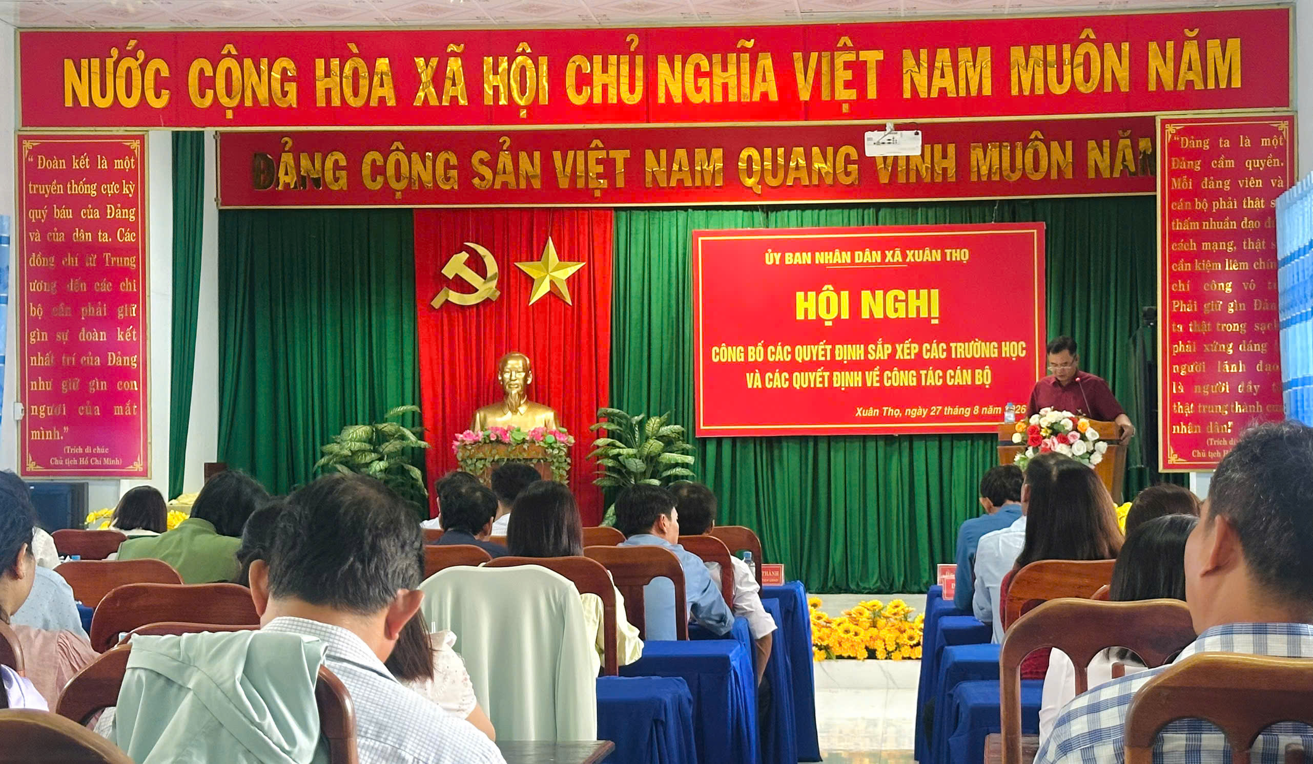 HỘI NGHỊ CÔNG BỐ CÁC QUYẾT ĐỊNH SẮP XẾP TRƯỜNG HỌC VÀ CÔNG TÁC CÁN BỘ