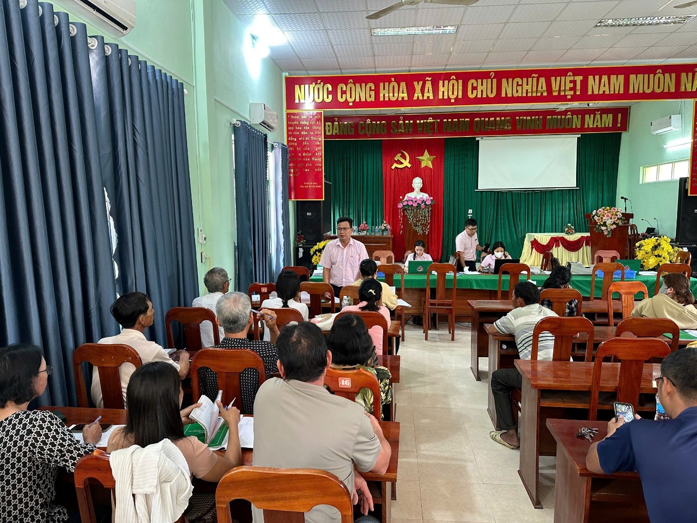 PGD Ngân hàng Chính sách xã hội Sông Cầu giao dịch vẫn thông suốt, dòng vốn chính sách tiếp tục lan tỏa kịp thời giải ngân vốn cho người dân tại xã Xuân Thọ