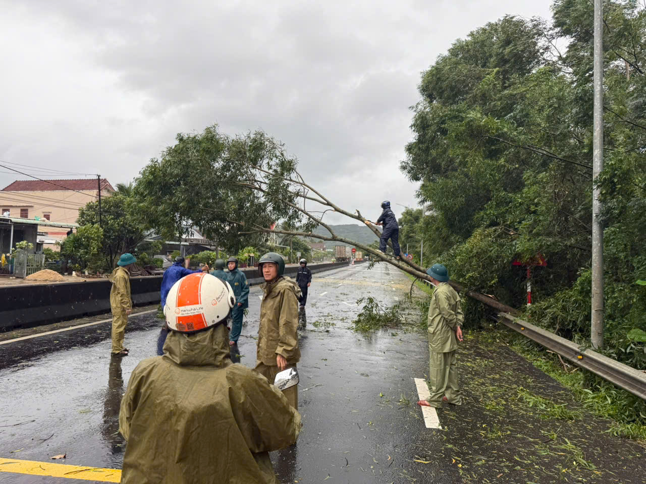 XÃ XUÂN THỌ CHỦ ĐỘNG ỨNG PHÓ VỚI BÃO SỐ 13, ĐẢM BẢO AN TOÀN TUYỆT ĐỐI CHO NGƯỜI DÂN