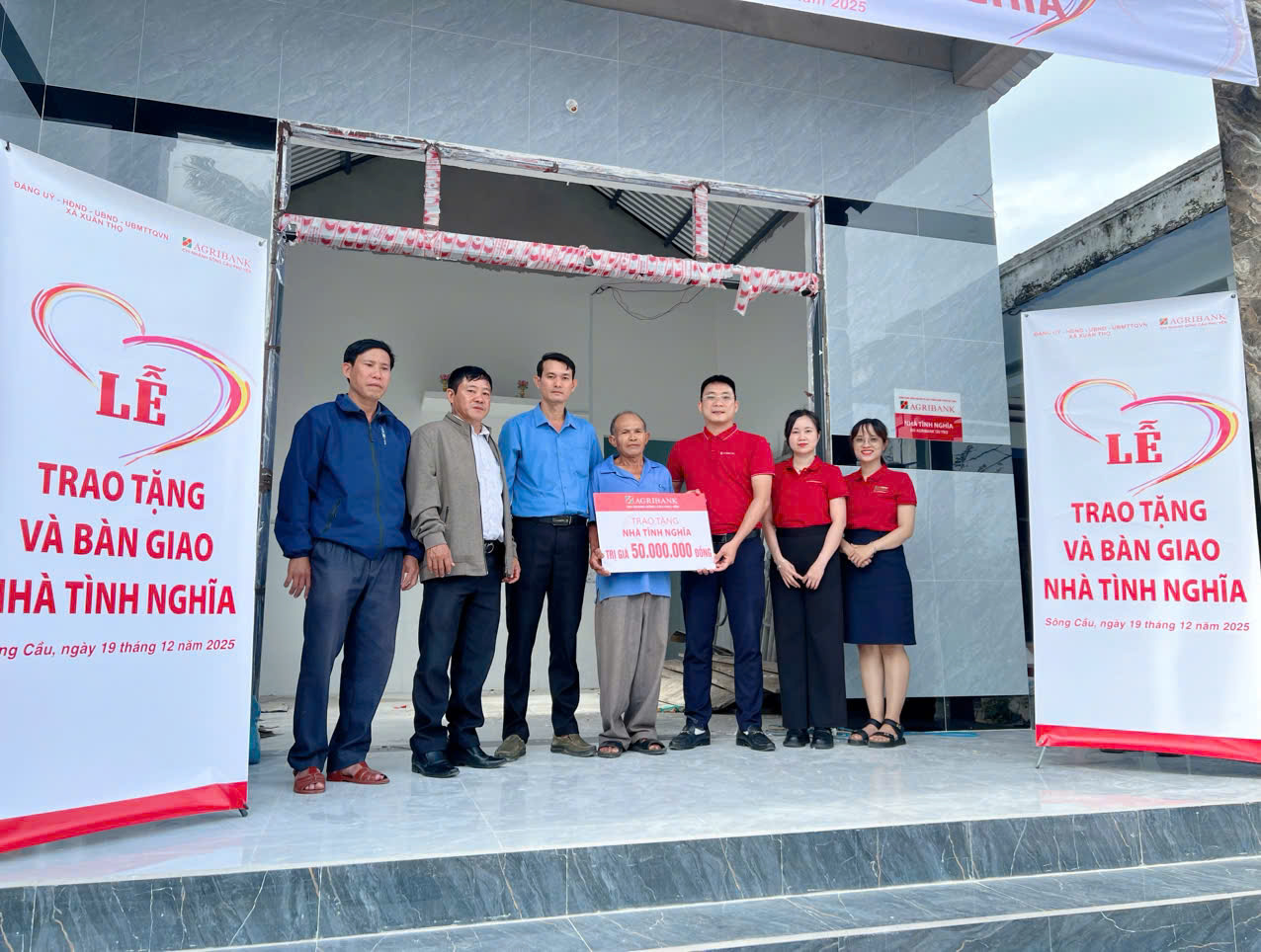 LỄ TRAO TẶNG VÀ BÀN GIAO KINH PHÍ HỖ TRỢ XÂY DỰNG NHÀ TÌNH NGHĨA TẠI THÔN MỸ LƯƠNG